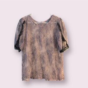 𝅺SOHO New York & Co sheer light pink embroidered lace blouse. Size medium